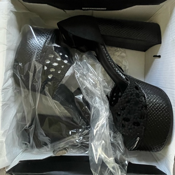 Black Heels Platform Shoes NWT - Picture 4 of 8
